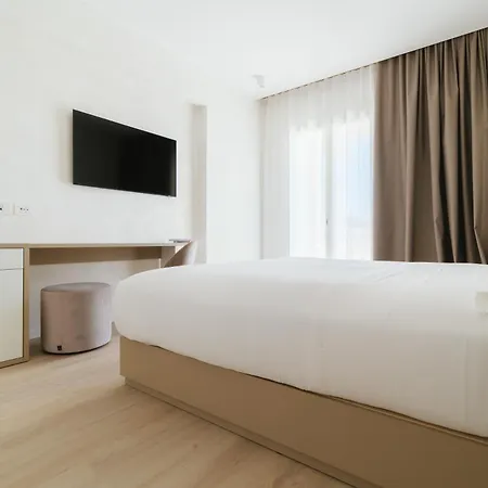 מלון Maison 4*